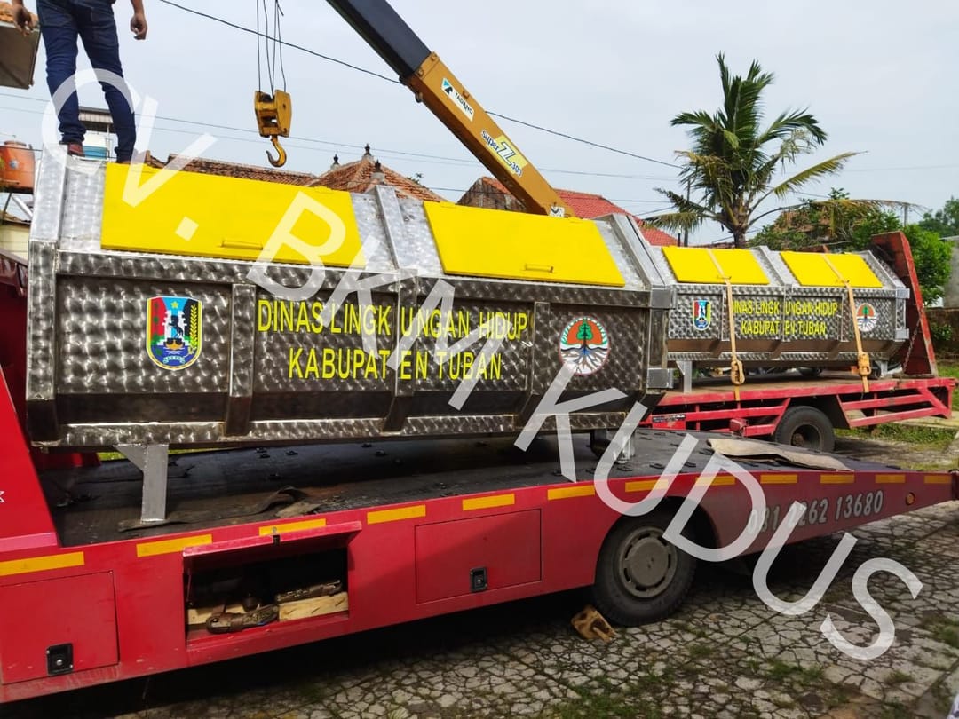 Kontainer sampah buatan CV. Bhakti Karya Mulya dimuat ke truk