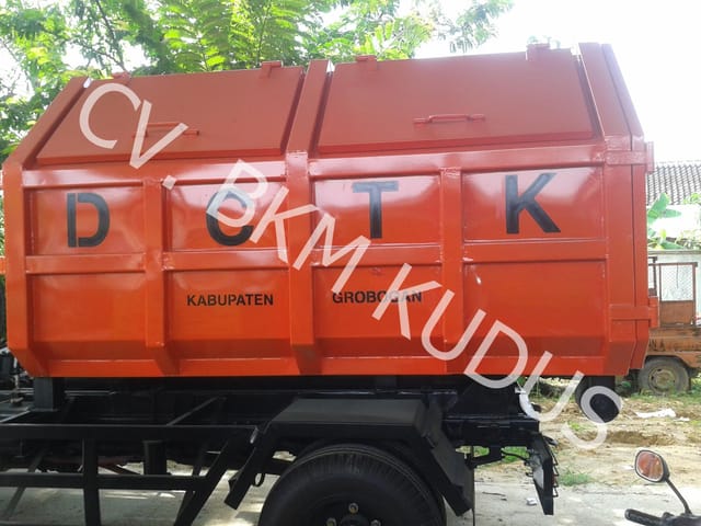 Kontainer sampah organik merah berjaring