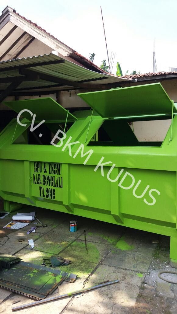 Tempat sampah hijau berpenutup hasil produksi