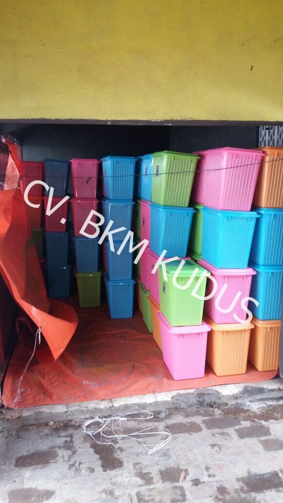 Tumpukan bak sampah plastik warna-warni